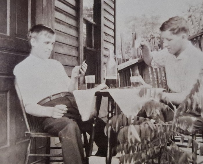 Tiedosto:Oikealla Matti Kaattari.jpg