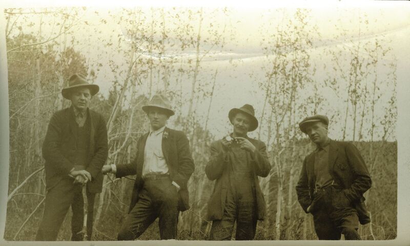 Tiedosto:Matti Jämsä ystävineen.jpg