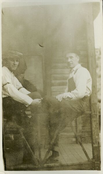 Tiedosto:Työnteossa. Oikealla Matti Jämsä..jpg