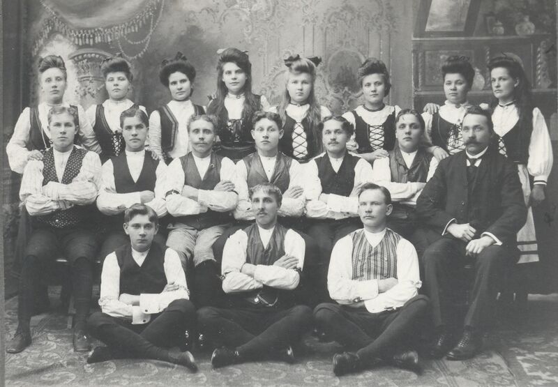 Tiedosto:Suomalaisten kuoro, jossa mm. Antti Viljami Ylikotila, Sefanias, Sandra ja Vilpas Nikunen Toholammin Kotilast.jpg