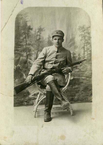 Tiedosto:Herman Kaattari valkoisten univormussa.jpg