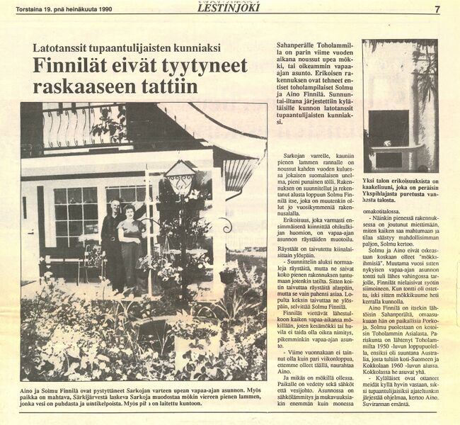 Tiedosto:Lestinjoki 19.7.1990- Latotanssit tupaantulijaisten kunniaksi - Finnilät eivät tyytyneet raskaaseen tattiin.jpg