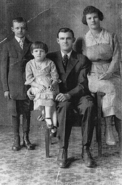 Tiedosto:Eevert Kaattarin perhe.jpg