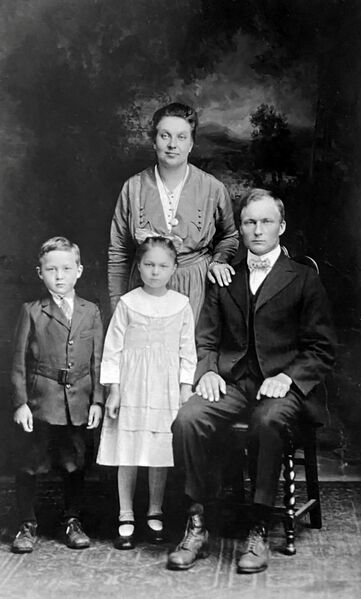 Tiedosto:Juho Oscar Nikusen perhe 1918.jpg
