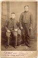 Baker & Johnston - kuvassa lukee "Tämä on Johan Tervaniemi". Kumpi miehistä? Onko kyseessä lamppilainen Juho Fredrik Tervaniemi s. 25.8.1874? - Takana lukee: 'Tämän lahaioitti leianter laki'. Kommentti Anna Maija Viitasalolta: Juho Tervaniemen sisaren Amalia (Terva)Niemen ensimmäinen puoliso (27.4.1901 Red Lodge, Carbon, Montana) oli Leander Maki (Leander Mäki 16.10.1874 Suomi-30.11.1904 Freshwater, Humboldt County, California) Olisiko kirjoitusvirhe ja kuvassa lankomiehet?