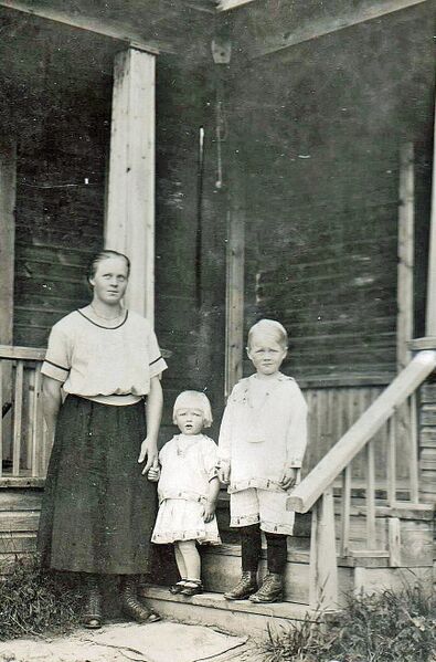 Tiedosto:1926 Elina Klemola, tytär Aurelia ja poika Heimo odottelevat lähtöä Kokkolaan passikuvaa varten.jpeg