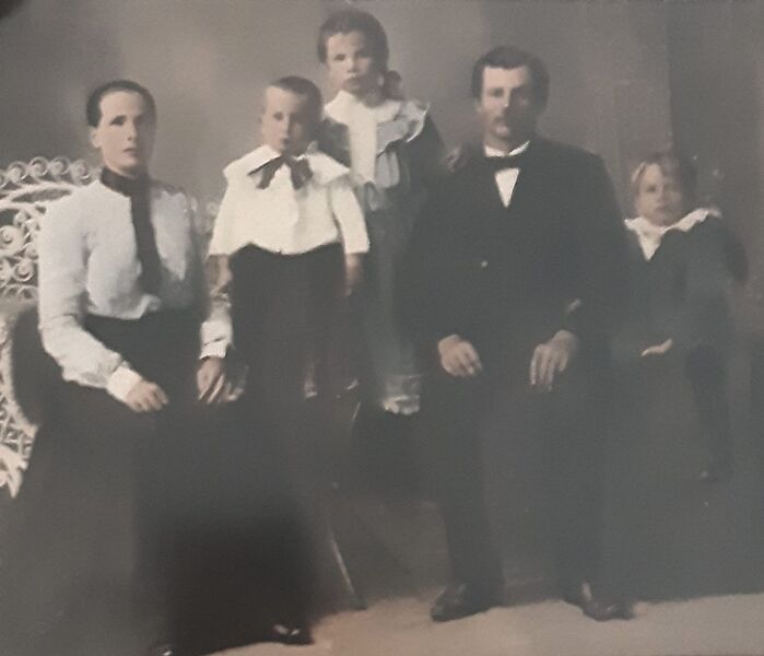 Tiedosto:Antti ja Amanda Haikosen perhe.jpg