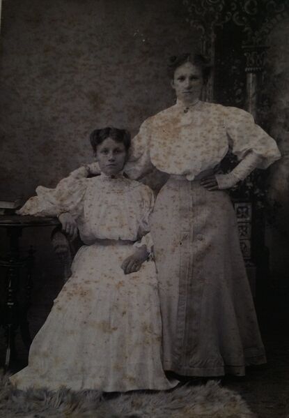 Tiedosto:Helga ja Rauha Asiala.jpeg