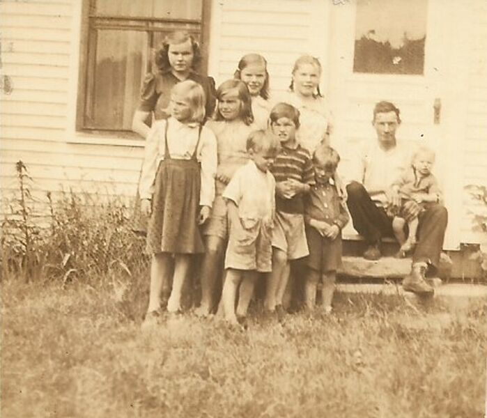 Tiedosto:Sulo Emil Halmekangas ja lapset.jpeg.jpg