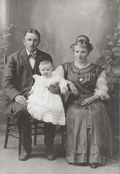 Tiedosto:Sakri, Hilja ja tytär Linda.jpeg