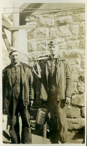 Tiedosto:2 mainaria, vasemmalla Matti Jämsä..jpg