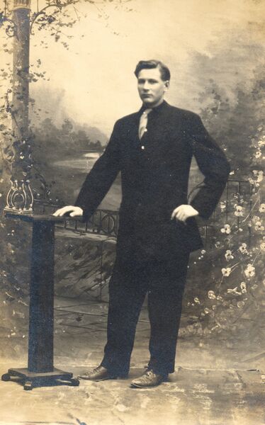 Tiedosto:Jalmari Ylimäki (eli Henrik Hjalmar Tiilikka Tiilikkalasta) Amerikkalaiskuvaamon potretissa.jpg