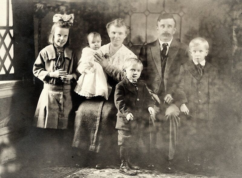 Tiedosto:Sakri ja perhe, Bev Thomen.jpg