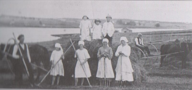 Tiedosto:Naiset oikealta Iida Kaattari (Anton vaimo), Fiina Luoma - takana oik. Fiinan poika Pauli.jpg