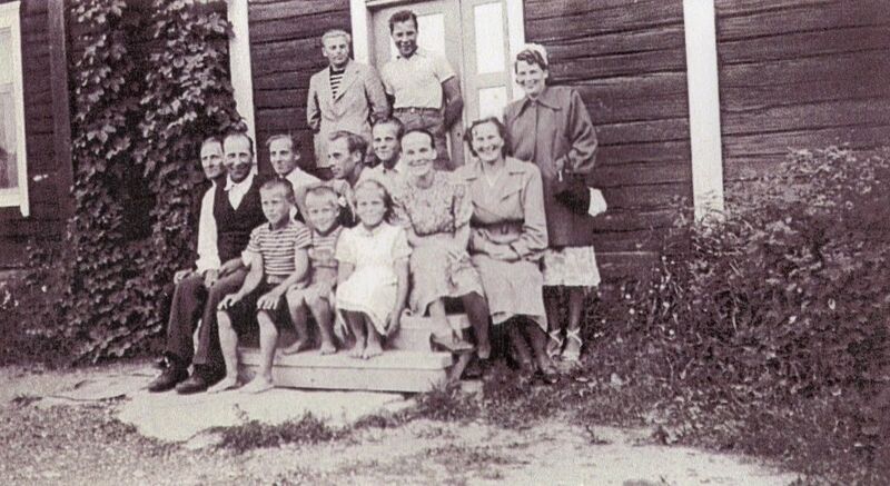 Tiedosto:Vanhan tuvan portailla Asialassa.jpg