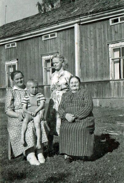 Tiedosto:Vas. Elina Klemola os. Porkola, tyttärenpoika Heimo (sylissä), tytär Aurelia Tolsa ja Elinan äiti Matilda Porkola.jpg