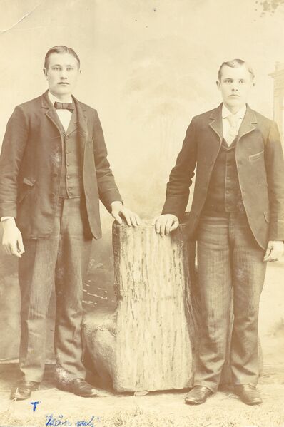 Tiedosto:Vasemmalla Erkki Oikemus.jpg