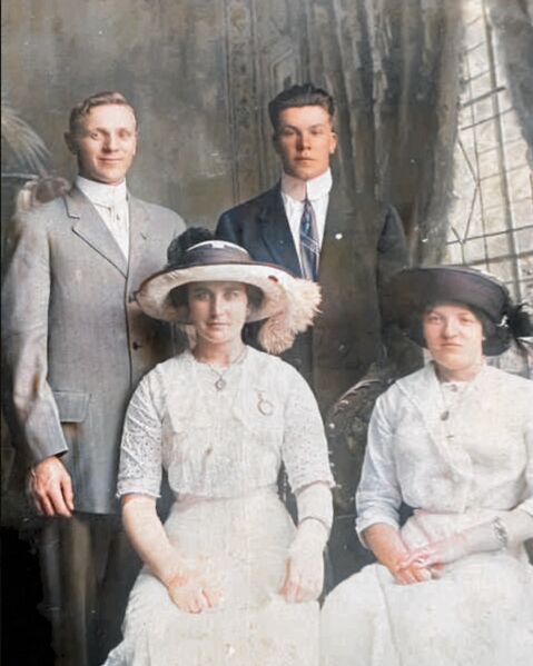 Tiedosto:Nisulat ja ystäväpariskunta.jpeg